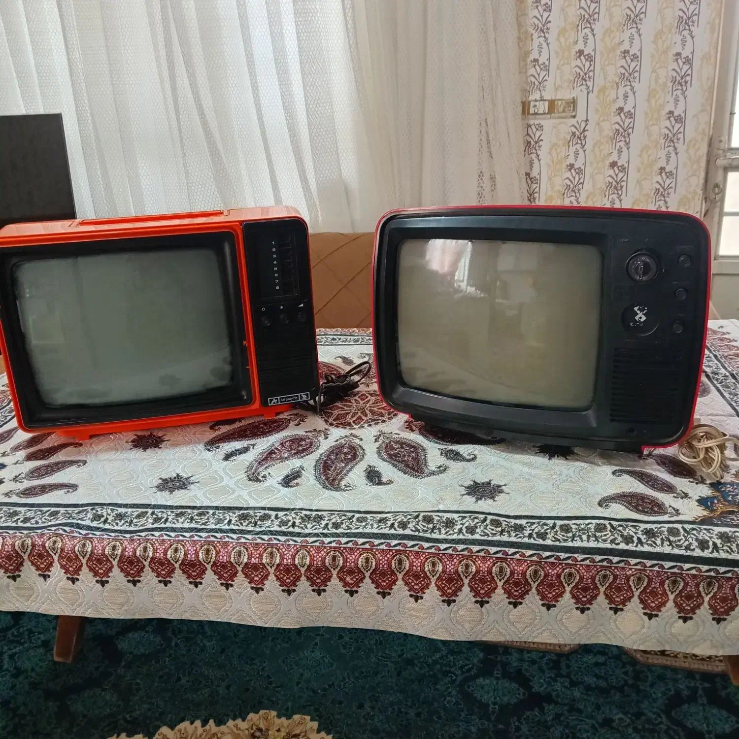 دو عدد تلویزیون|کلکسیون اشیاء عتیقه|سملقان, |دیوار