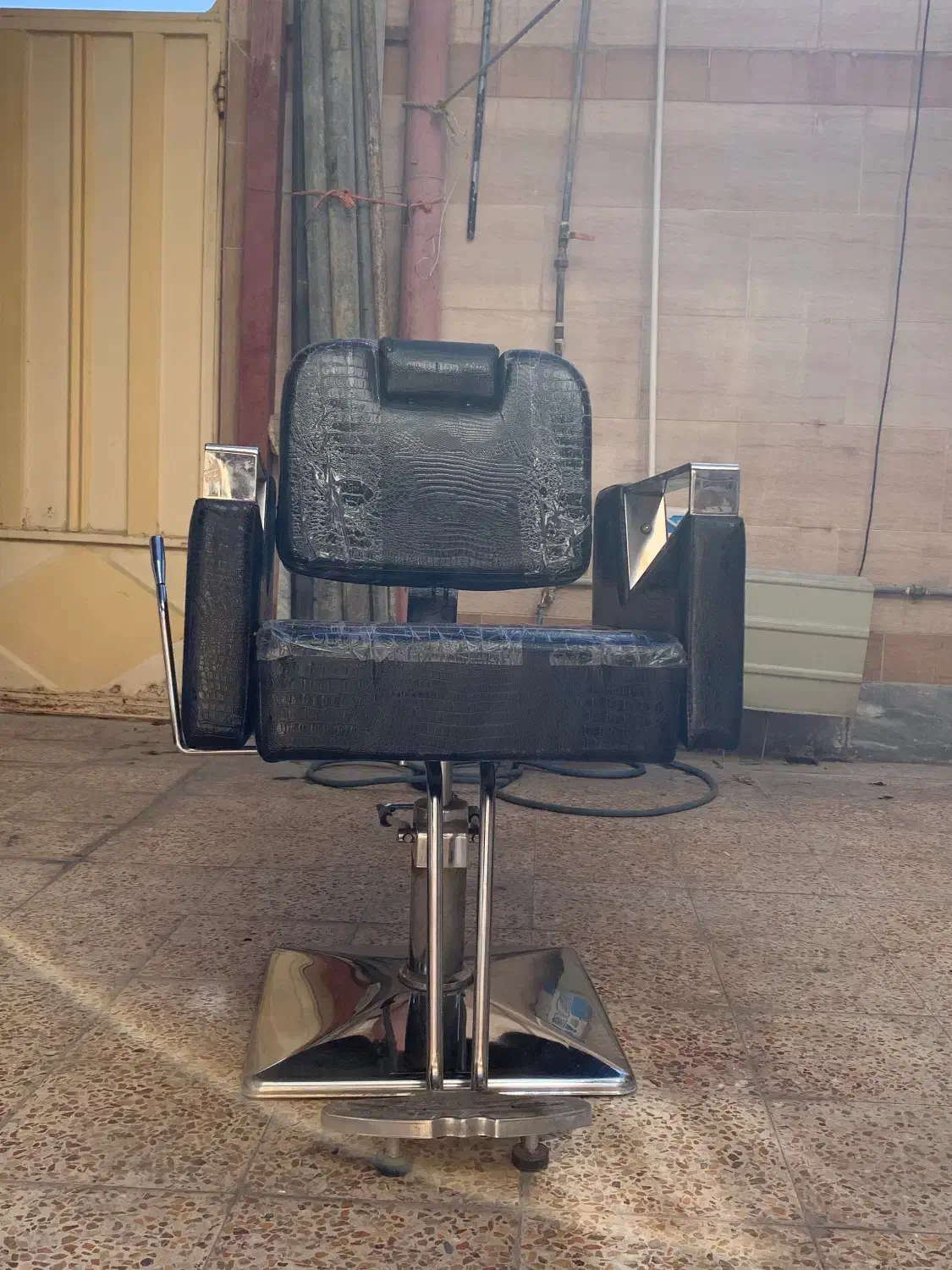 صندلی ارایشگری|آرایشگاه و سالن‌های زیبایی|ایذه, |دیوار