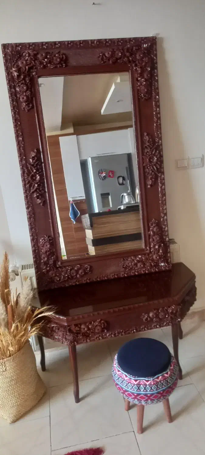 ایینه|آینه|مهاجران, |دیوار