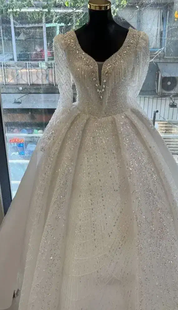 لباس عروس با تاج و شنل و گل رایگان|لباس|یزد, |دیوار