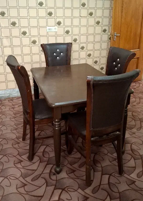 میز ناهارخوری ۴ نفره با ۴ صندلی در حد نو|میز و صندلی غذاخوری|کاشان, درب اصفهان|دیوار