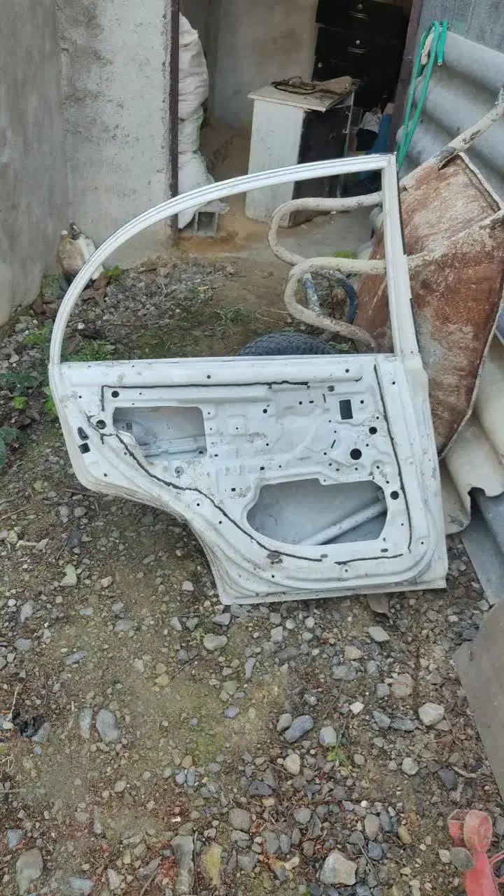 داغی در فابریک عقب سمت راننده|قطعات یدکی و لوازم جانبی|آمل, |دیوار