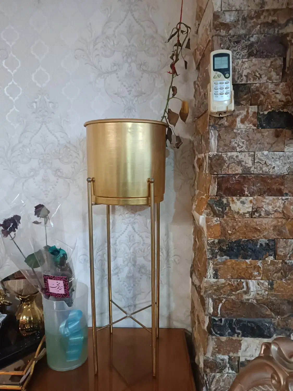 گلدان طلایی|گل و گیاه طبیعی|اهواز, کوی بشارت|دیوار