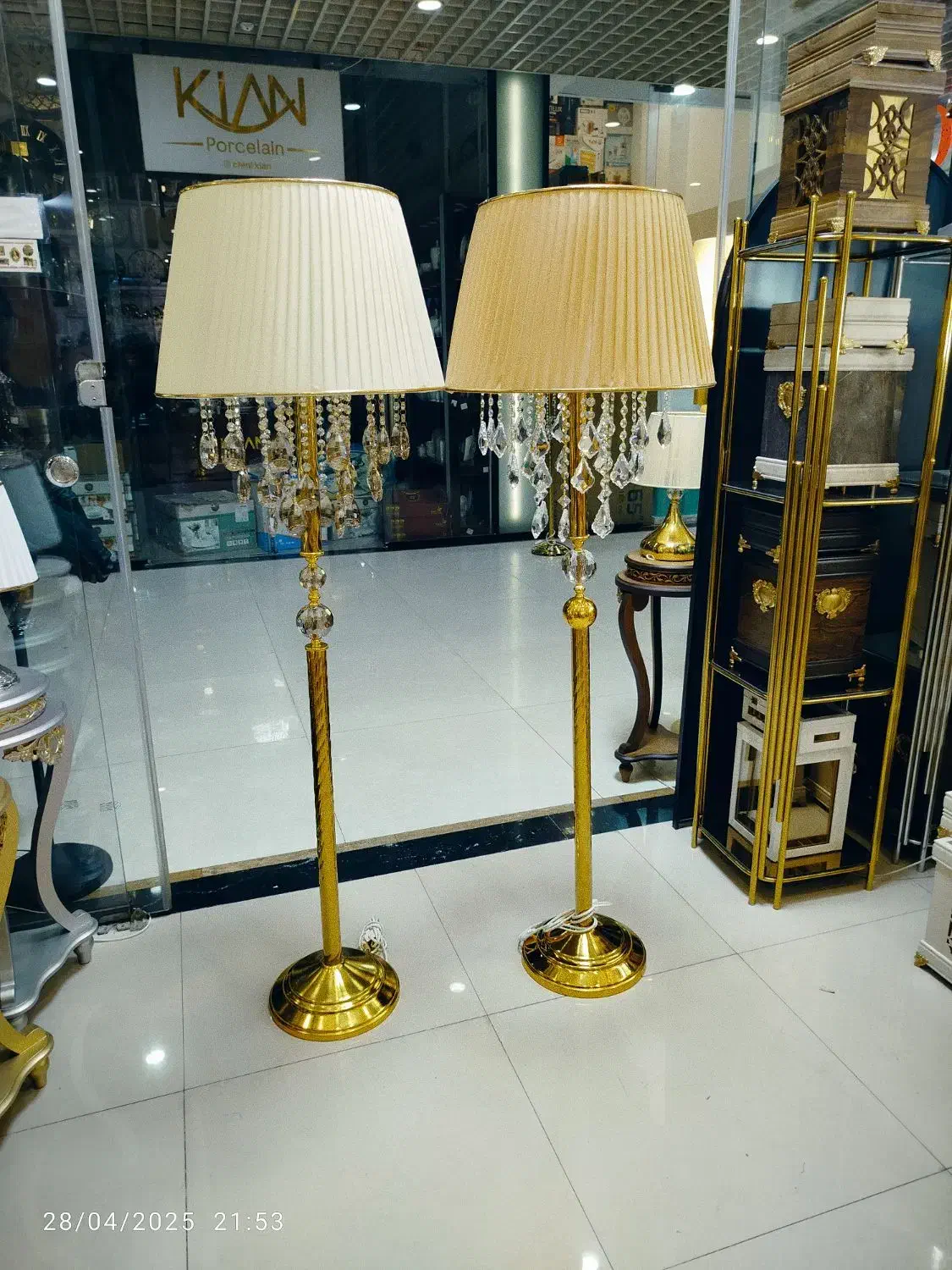 انواع اباژور کنار سالنی دربازار اطلس|چراغ خواب و آباژور|مشهد, کوشش|دیوار