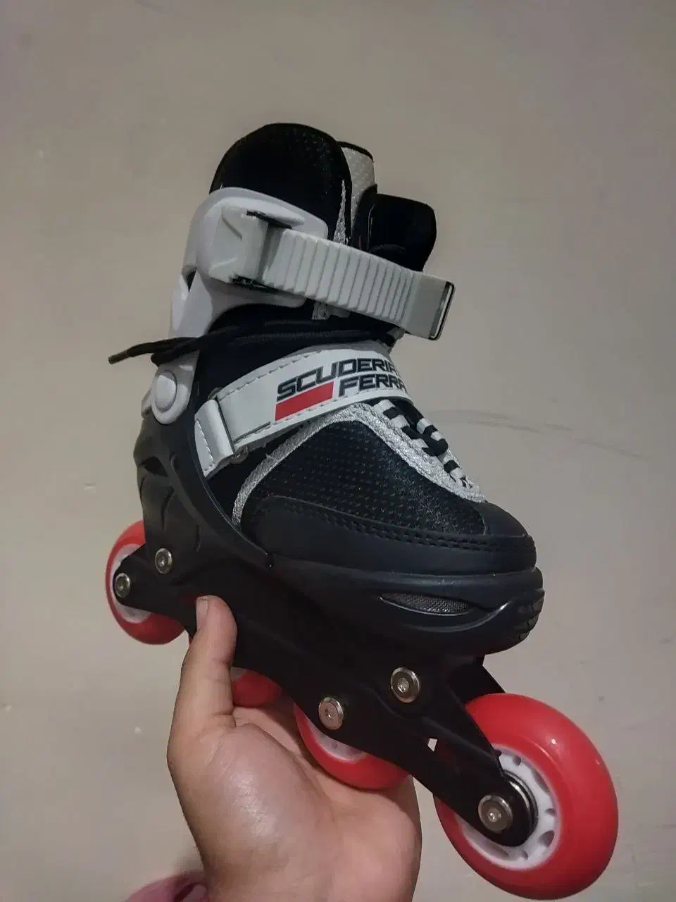 اسکیت کفشی مدل فراری با تمام لوازم محافظتی|دوچرخه، اسکیت، اسکوتر|نیشابور, شهرک رسولی|دیوار