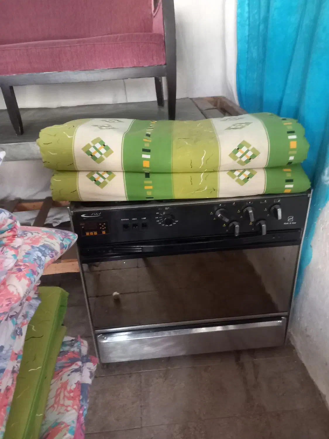 تشک نو|تشک تختخواب|صحنه, |دیوار