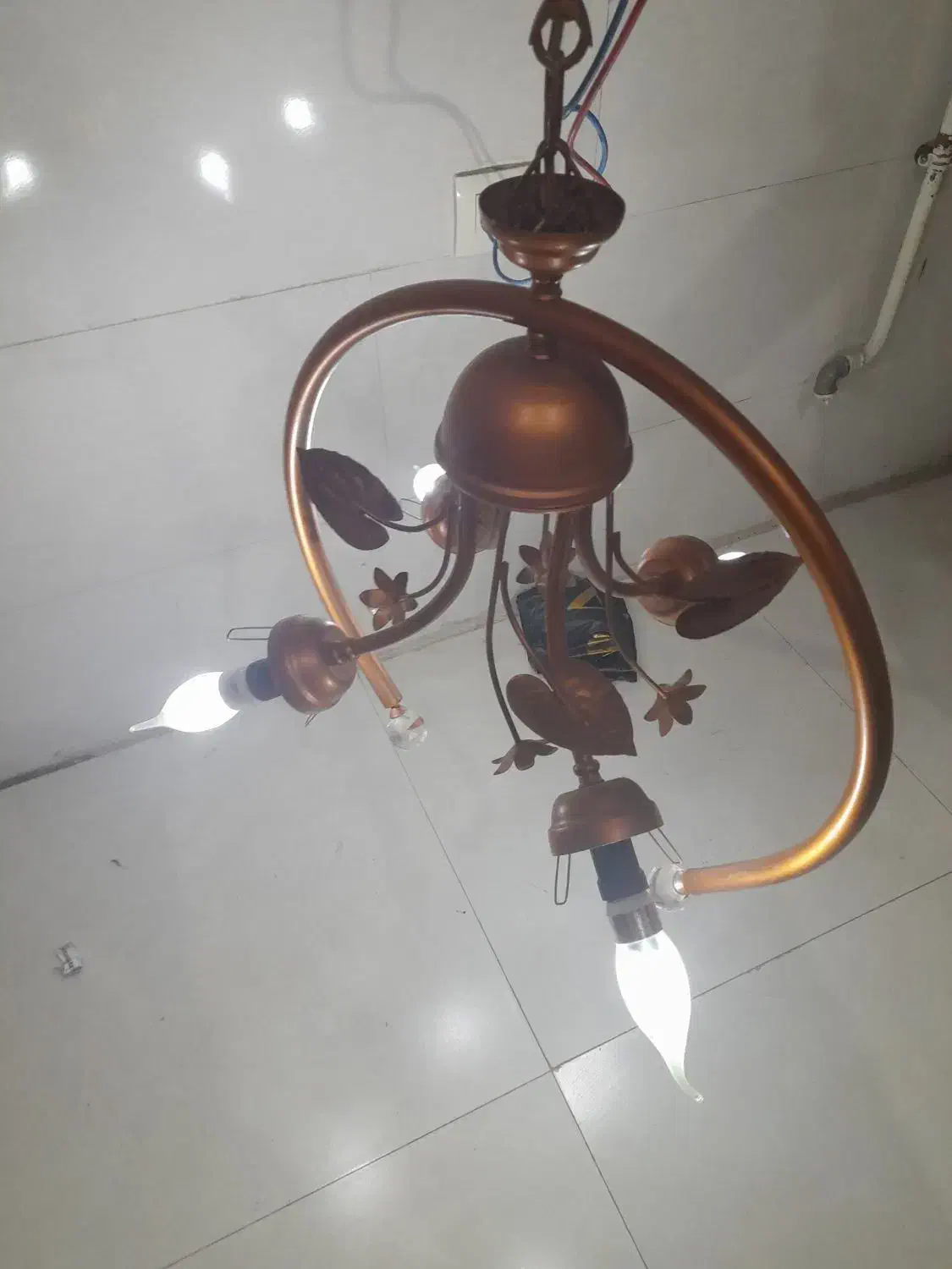 لوستر ۴ شاخه سالم.|لوستر و چراغ آویز|الیگودرز, |دیوار