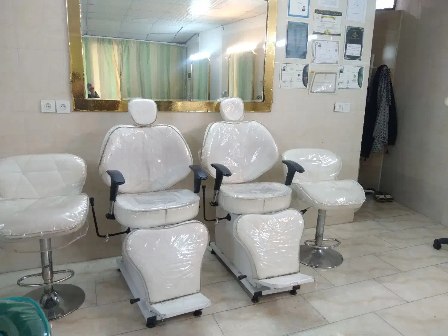 تجهیزات سالن زیبایی|آرایشگاه و سالن‌های زیبایی|دماوند, گیلاوند|دیوار