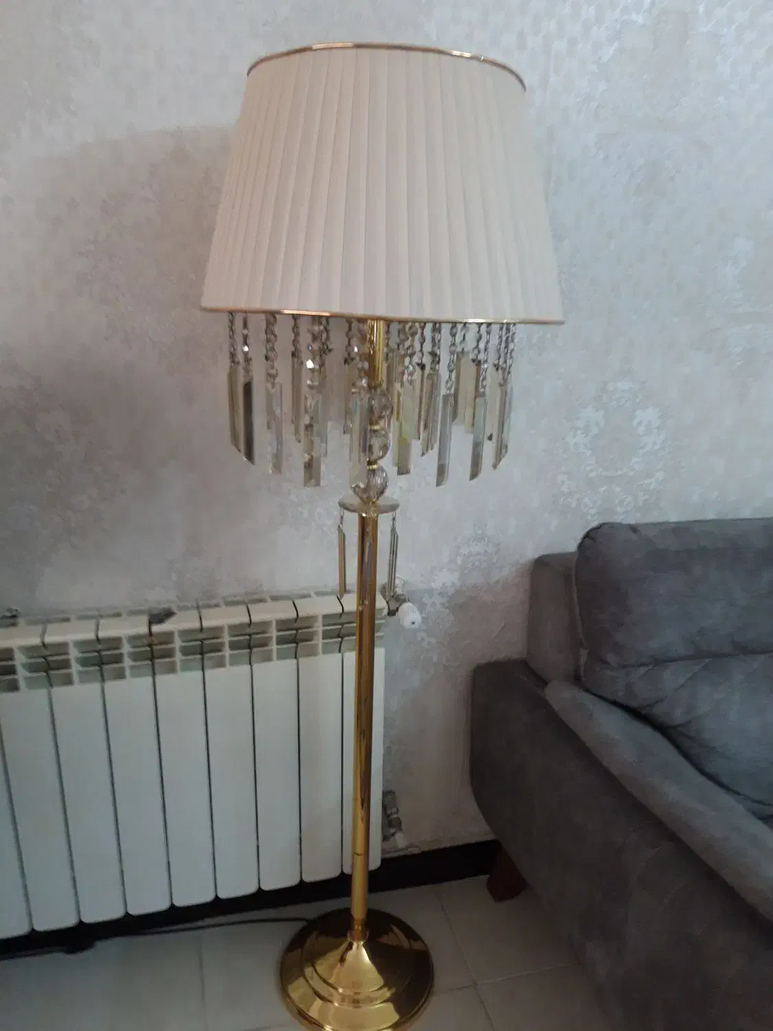 کنار سالنی ایستاده سالم|چراغ خواب و آباژور|نسیم‌شهر, |دیوار