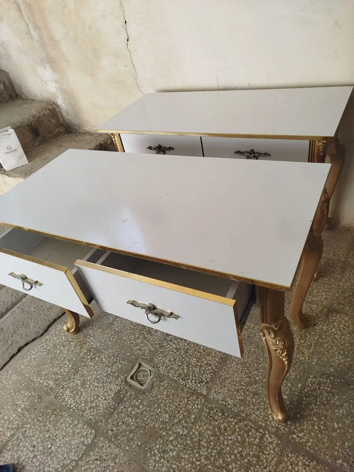 میز ارایشی تمیز|آرایشگاه و سالن‌های زیبایی|یاسوج, |دیوار