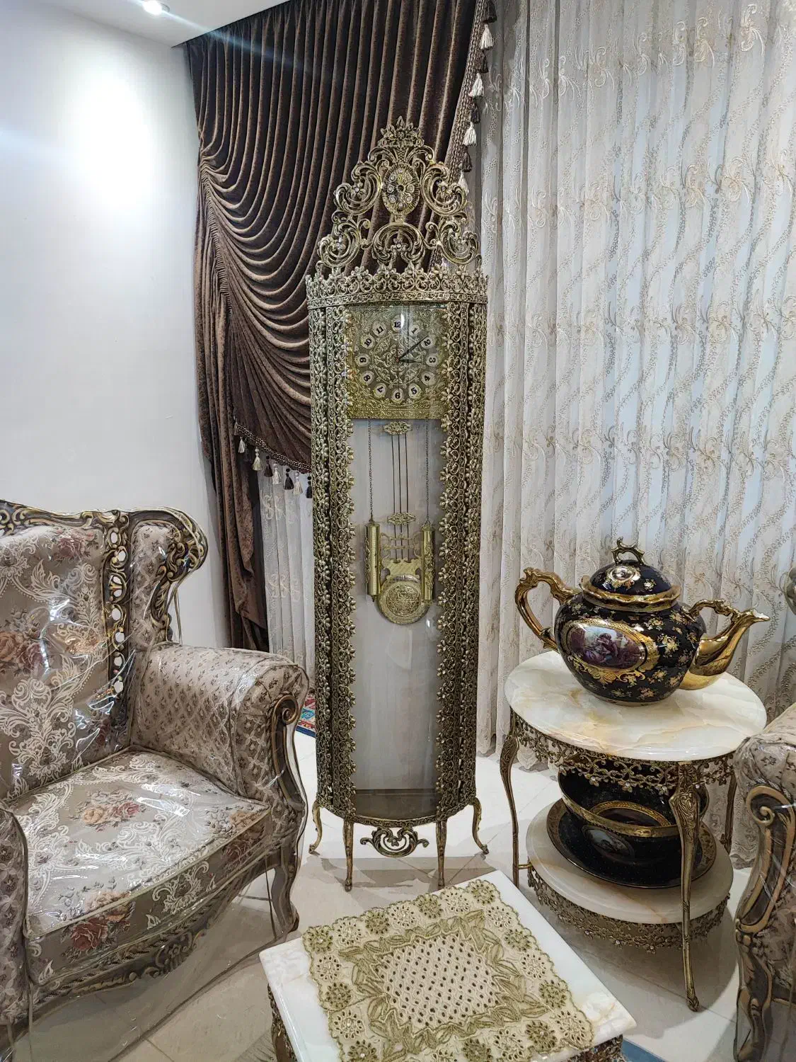 ساعت ایستاده کنارسالنی طرح برنجی و برنز|صنایع دستی و سایر لوازم تزئینی|اصفهان, بهارستان|دیوار