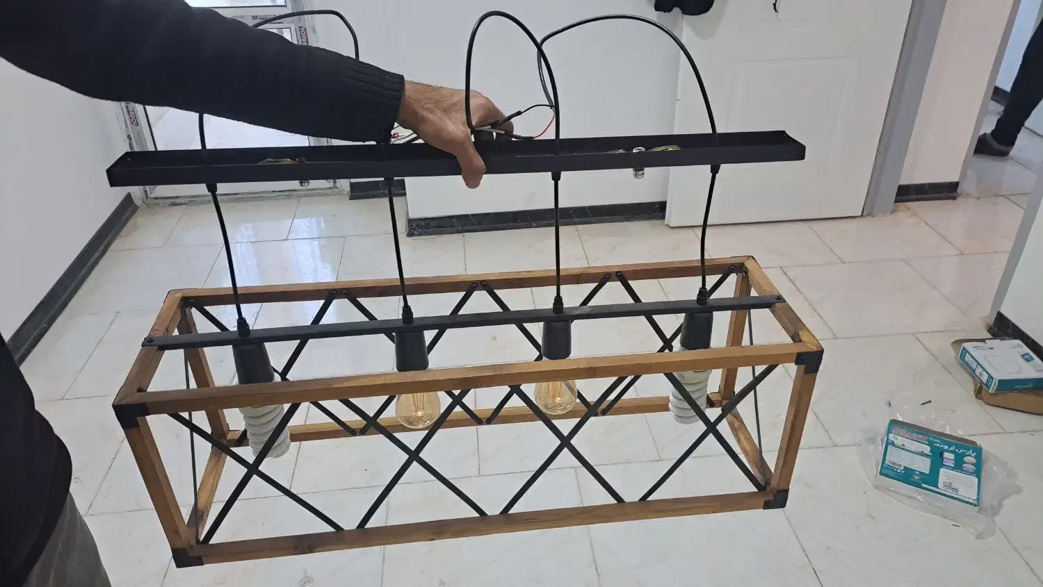 لوستر|لوستر و چراغ آویز|پرند, فاز ۶|دیوار