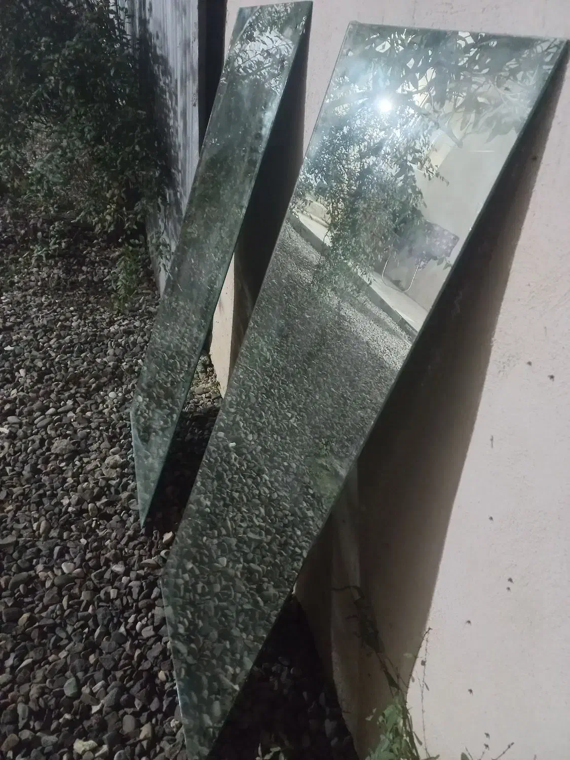 اینه|آینه|صومعه‌سرا, |دیوار