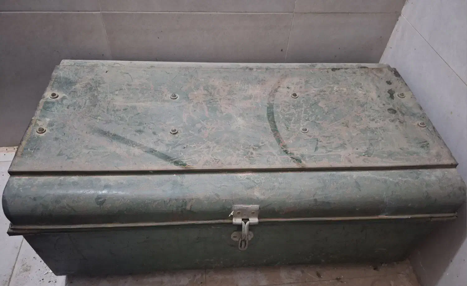 صندوقچه اهنی قدیمی|کلکسیون اشیاء عتیقه|یزد, |دیوار