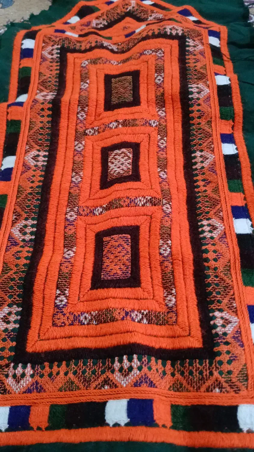 دوزنده زی استین|لباس|سراوان, |دیوار