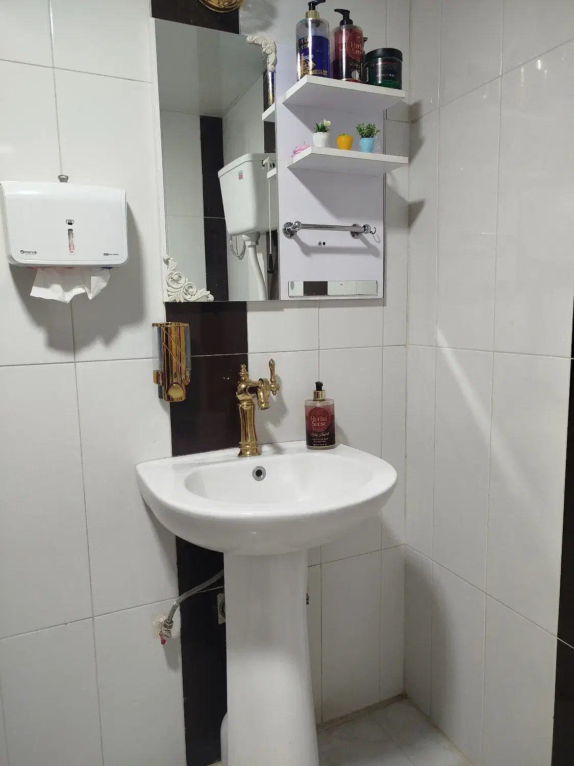 روشویی پایه دار با آینه|لوازم سرویس بهداشتی|تبریز, |دیوار