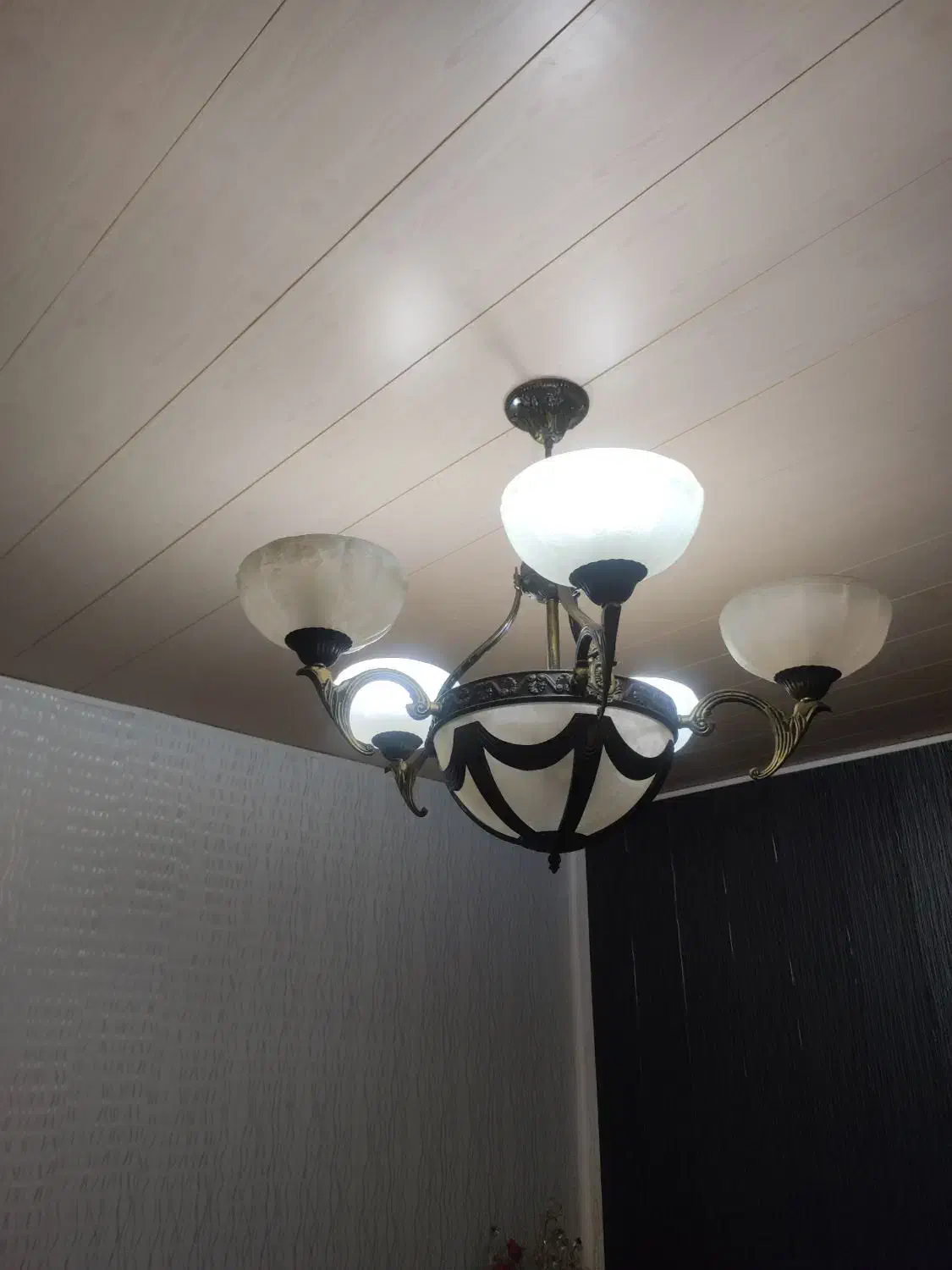 لوستر۵ شاخه|لوستر و چراغ آویز|بندر انزلی, گیلار|دیوار