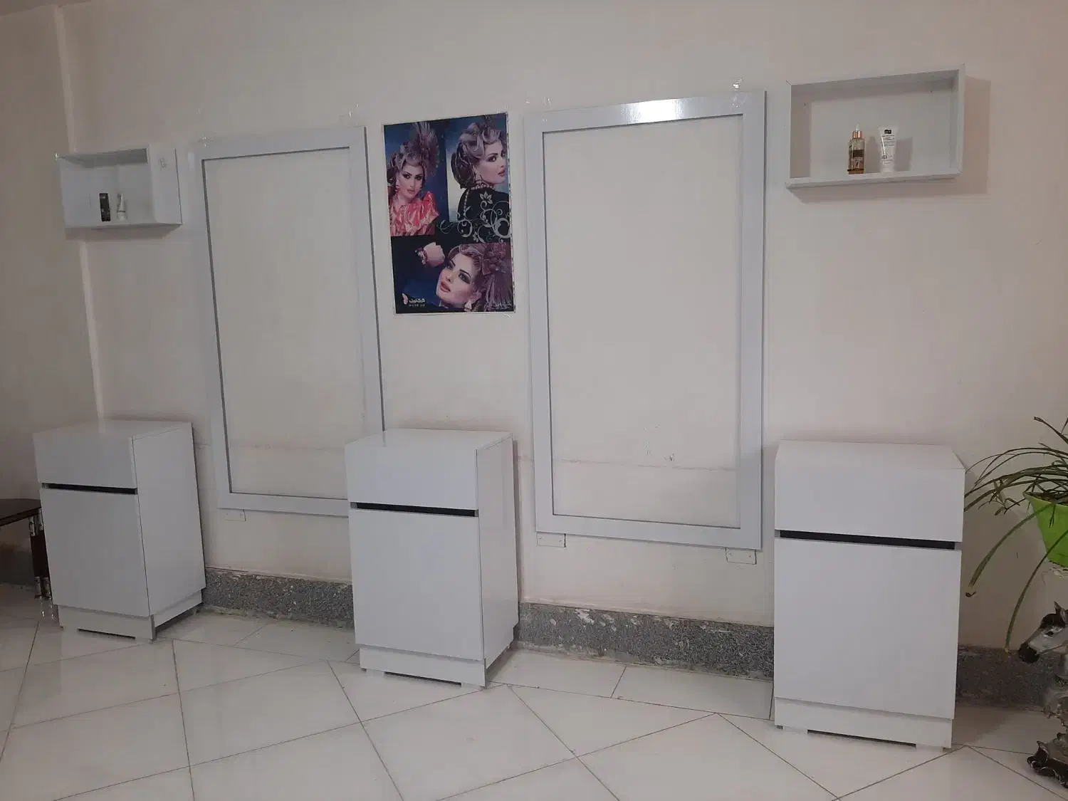 دکور آرایشگاه زنانه|آرایشگاه و سالن‌های زیبایی|مشهد, کوشش|دیوار