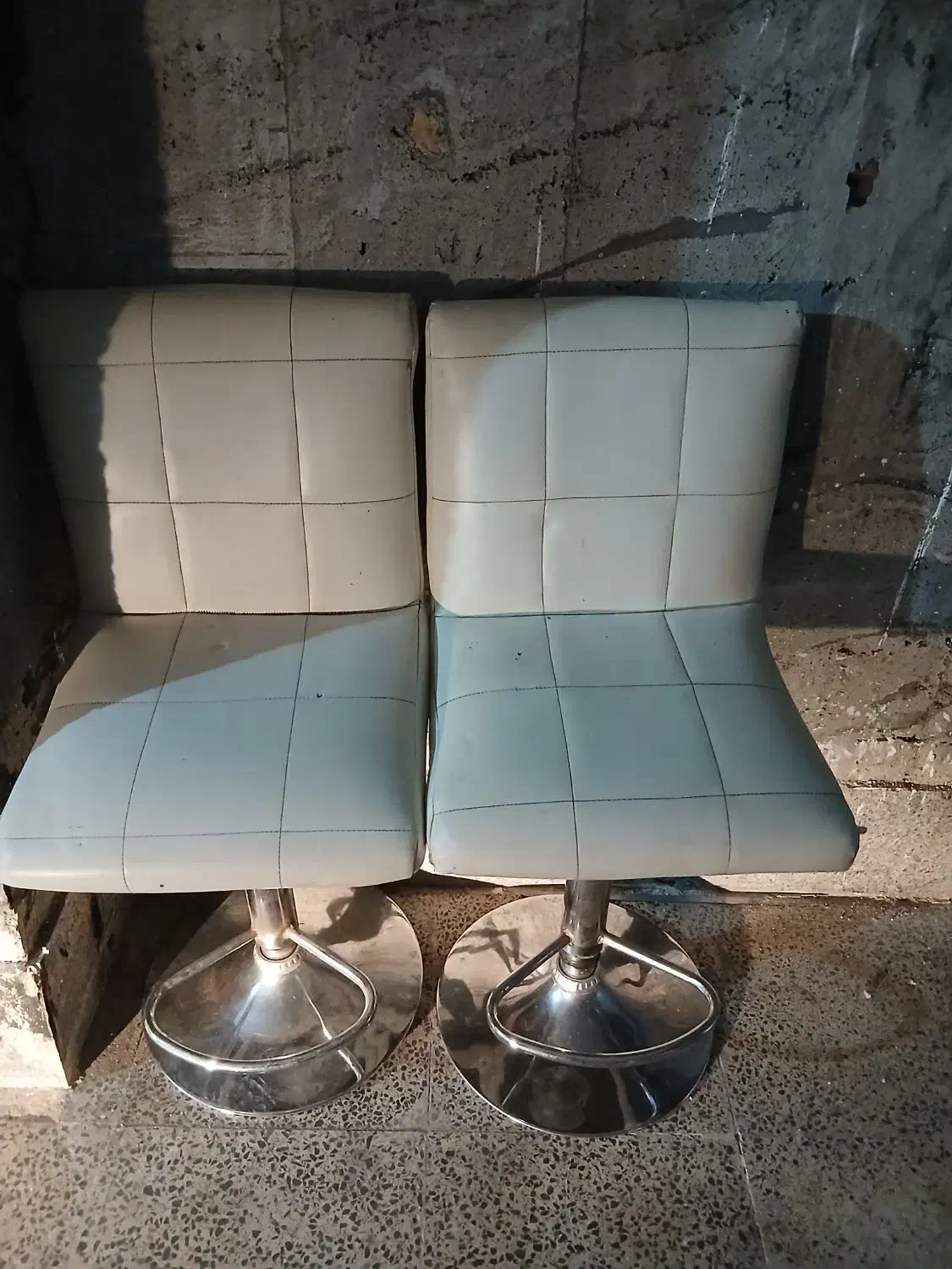 دو عدد صندلی پایه دار|صندلی و نیمکت|هشتگرد, هشتگرد قدیم|دیوار