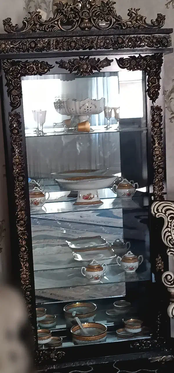 بوفه در رنگ طلایی و مشکی با شیشه های کاملا سالم|بوفه، ویترین، کنسول|ارومیه, |دیوار