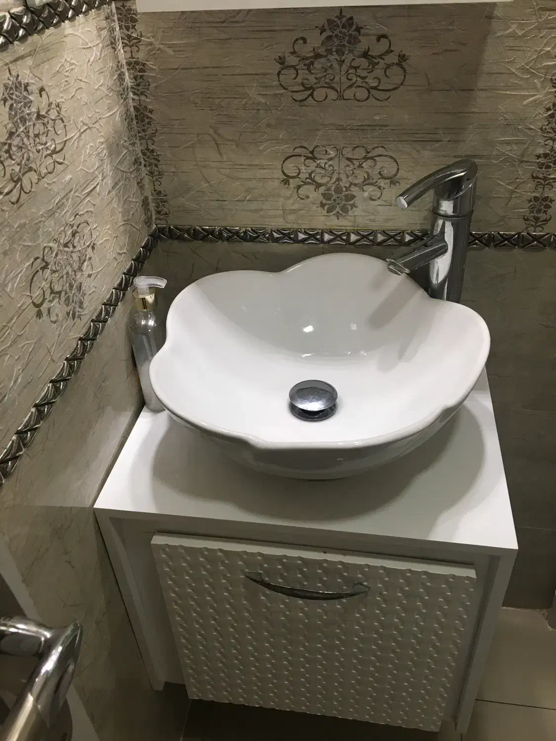 روشویی سرامیکی همراه با باکس ۴۰*۵۰بدون شیر آب|لوازم سرویس بهداشتی|رشت, علی آباد|دیوار