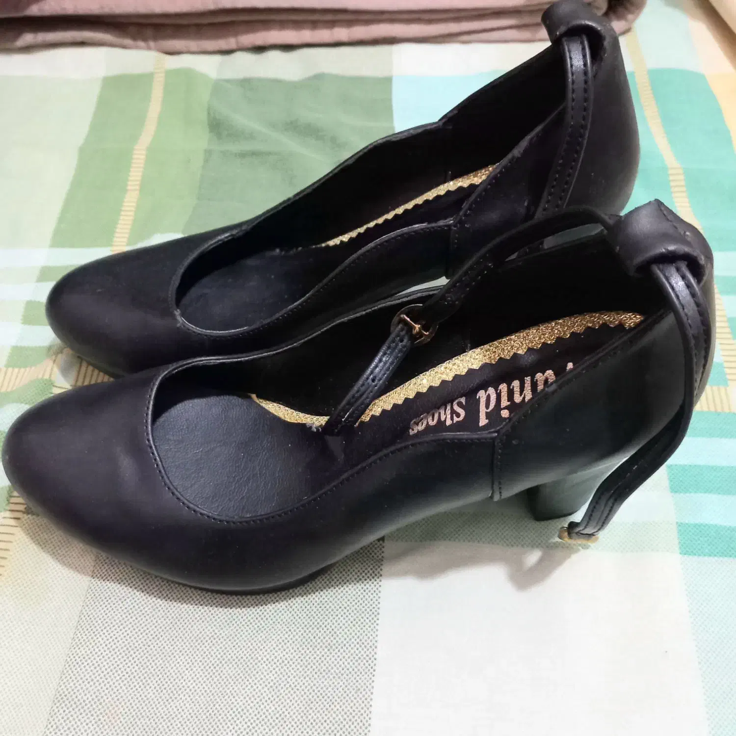 کفش مجلسی|کیف، کفش، کمربند|بابل, |دیوار