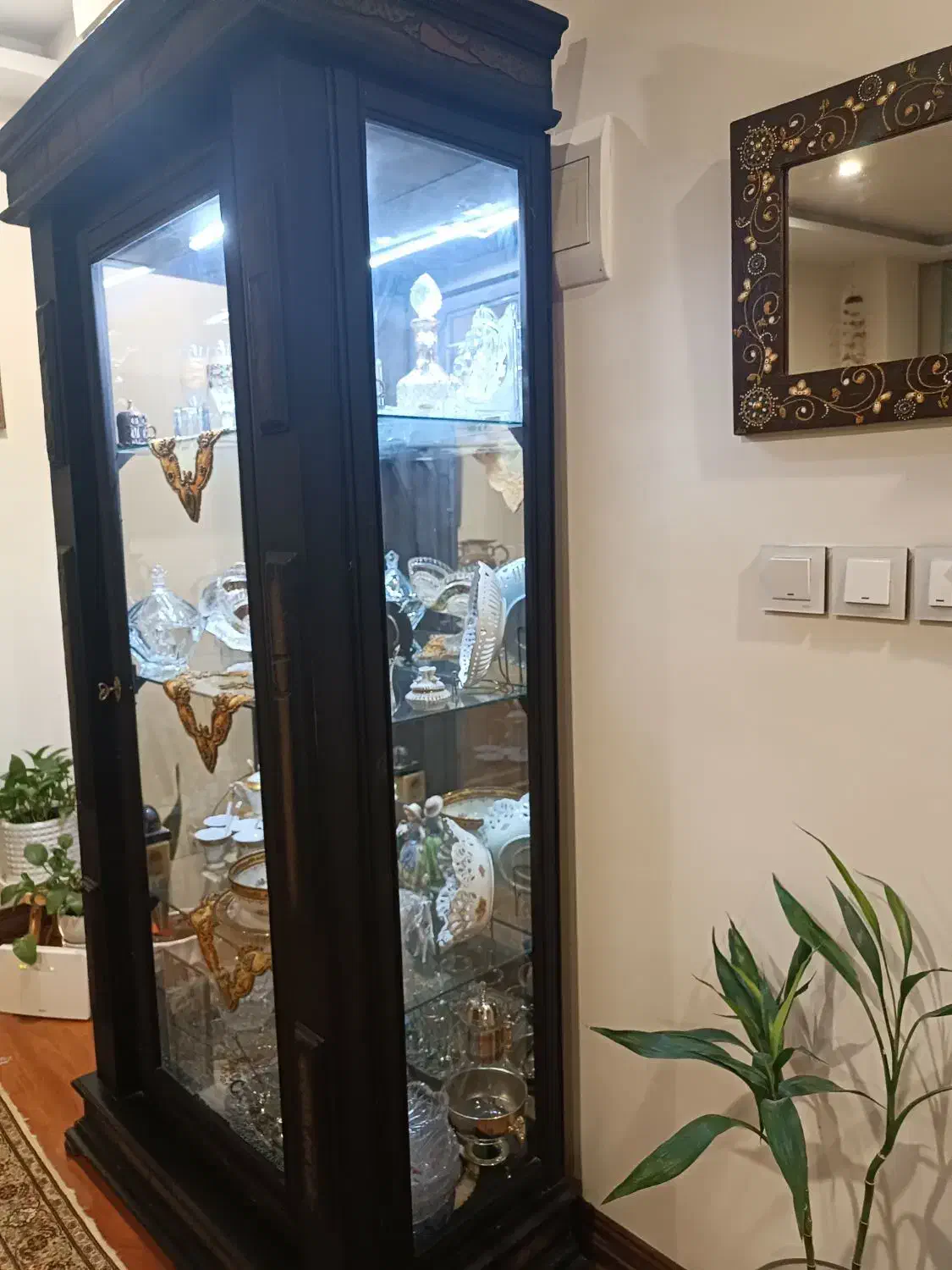 بوفه ویترین کلاسیک چوب طبیعی ...فروش فوری|بوفه، ویترین، کنسول|تهران, شهرک چیتگر|دیوار