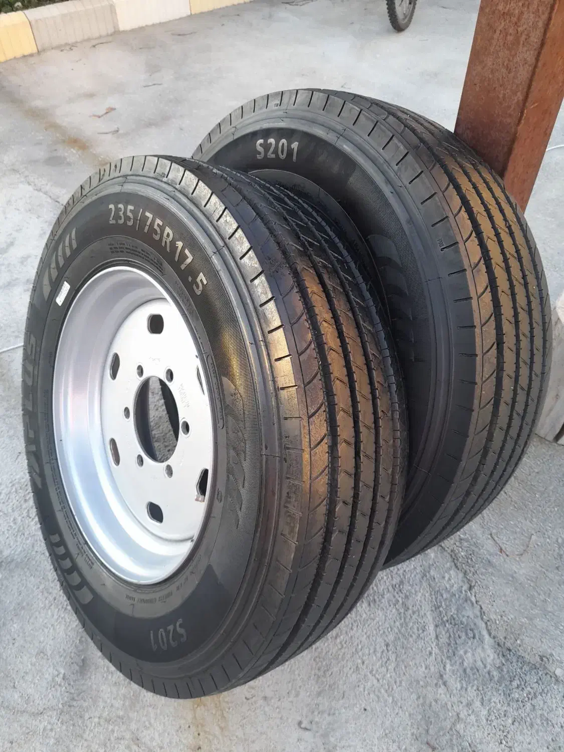 یک اتاق جوبیاری و یک جفت رینگ و لاستیک تیوبلس|قطعات یدکی و لوازم جانبی|سرپل ذهاب, |دیوار