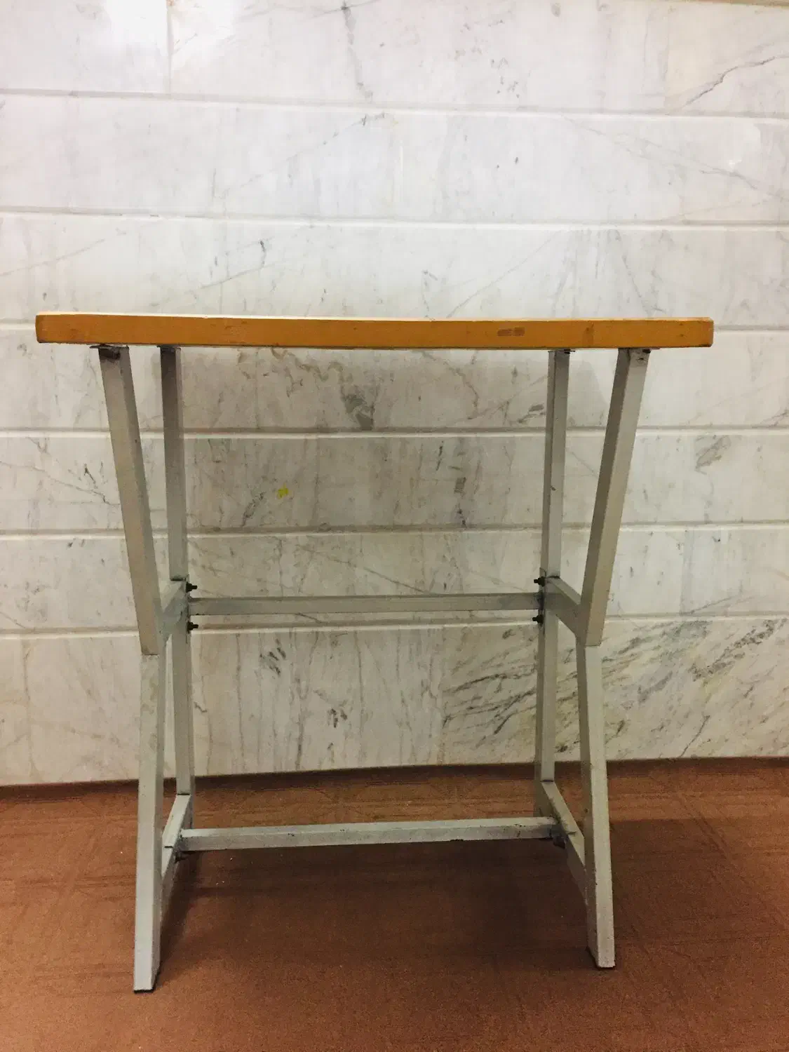 میز چرخ خیاطی|چرخ خیاطی و ریسندگی|قم, باغ کرباسی|دیوار