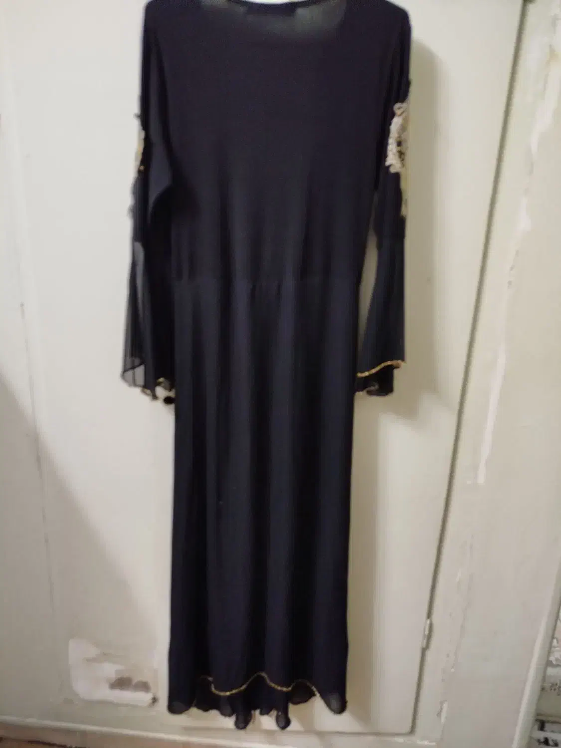 لباس زنانه|لباس|برخوار, |دیوار