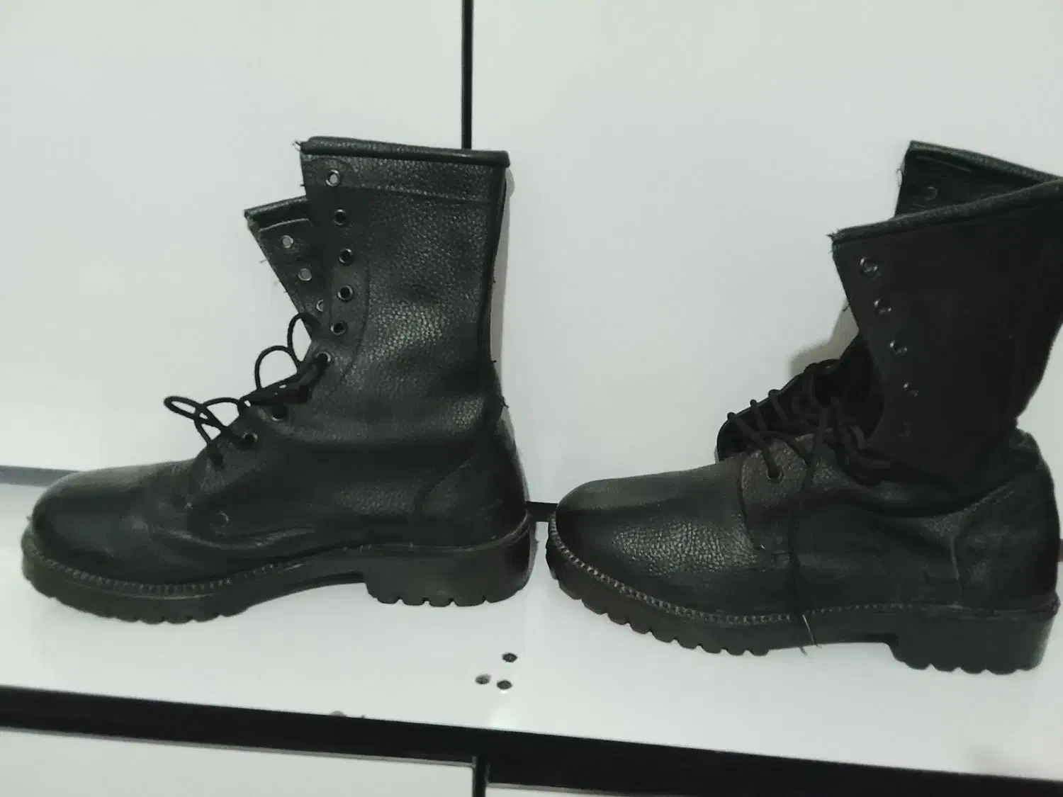 پوتین سربازی|کیف، کفش، کمربند|دورود, |دیوار