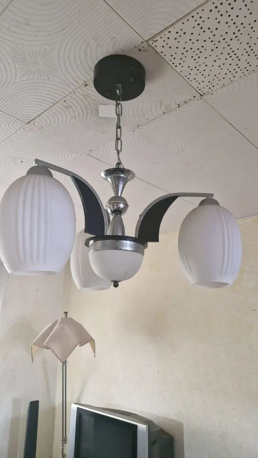 لوستر سه شاخه سفید کاملا سالم زیر قیمت|لوستر و چراغ آویز|بندرعباس, |دیوار