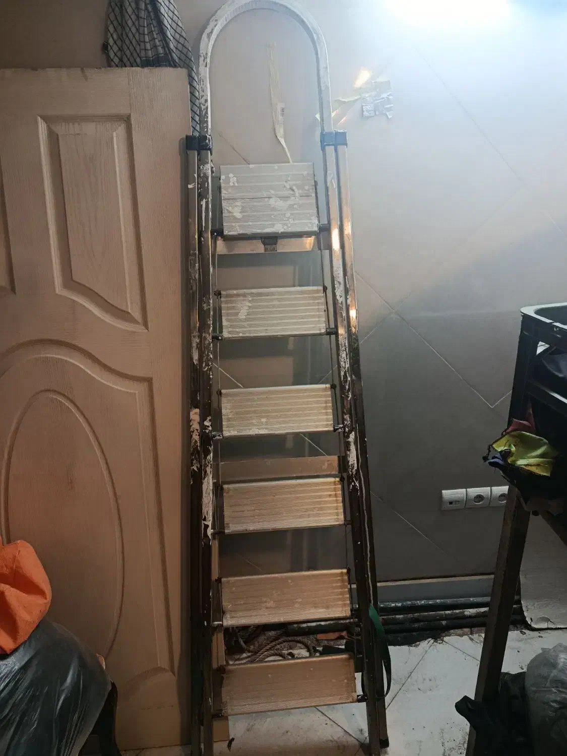 نبردبان تمام آلمینیوم ۶ پله بسیار محکم|ابزارآلات|تهران, باغ خزانه|دیوار