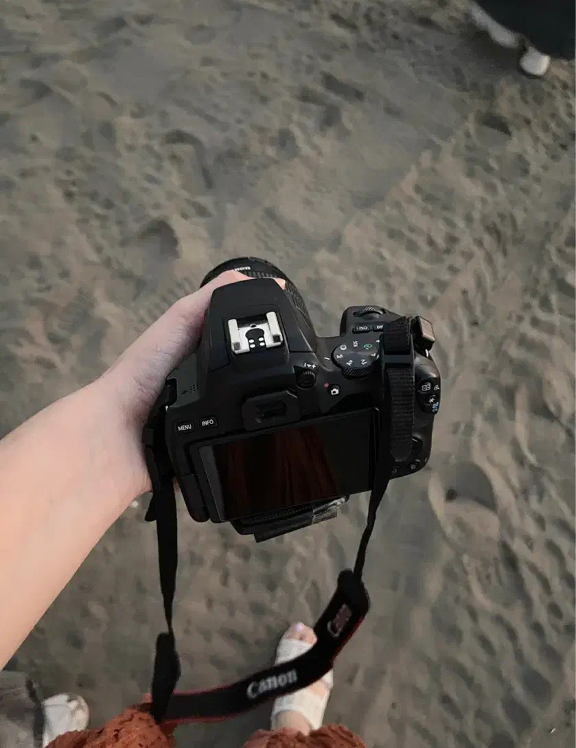 دوربین کانن250d فقط دوره مدرسه استفاده شده|دوربین عکاسی و فیلمبرداری|بابل, |دیوار