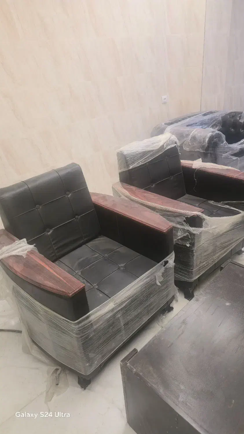 صندلی چرم و میز کارنو وبدون استفاده|مبلمان اداری|بندر امام خمینی, |دیوار