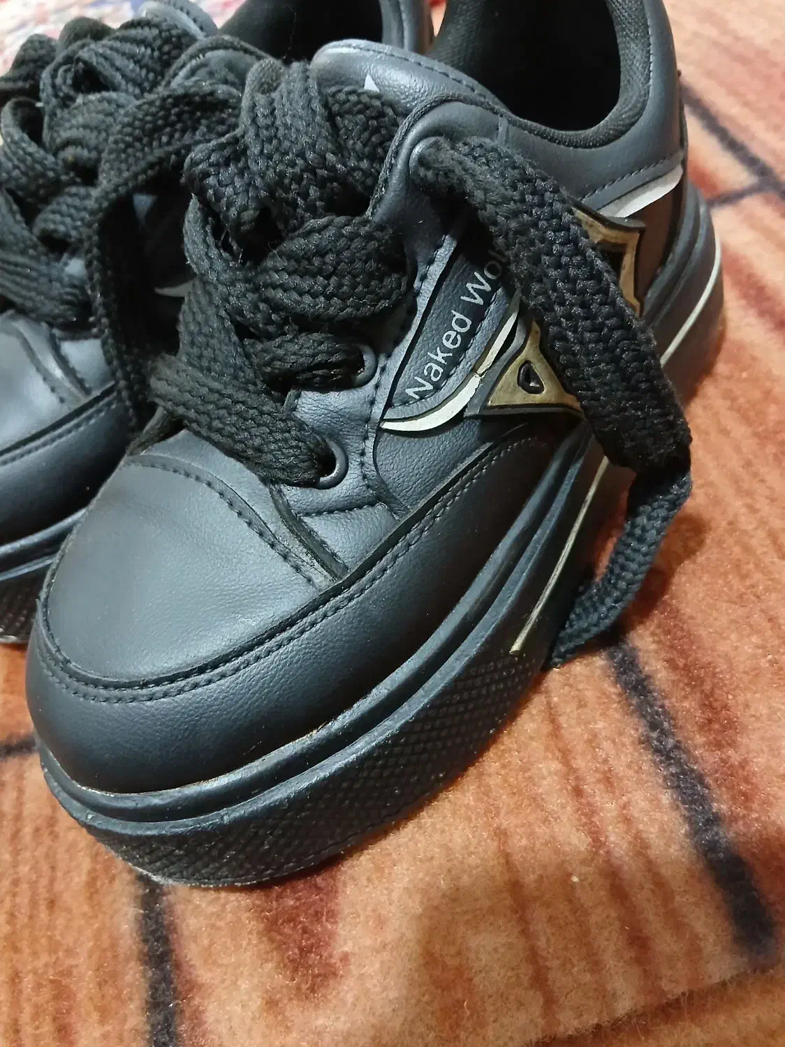 کفش|کیف، کفش، کمربند|خوی, |دیوار