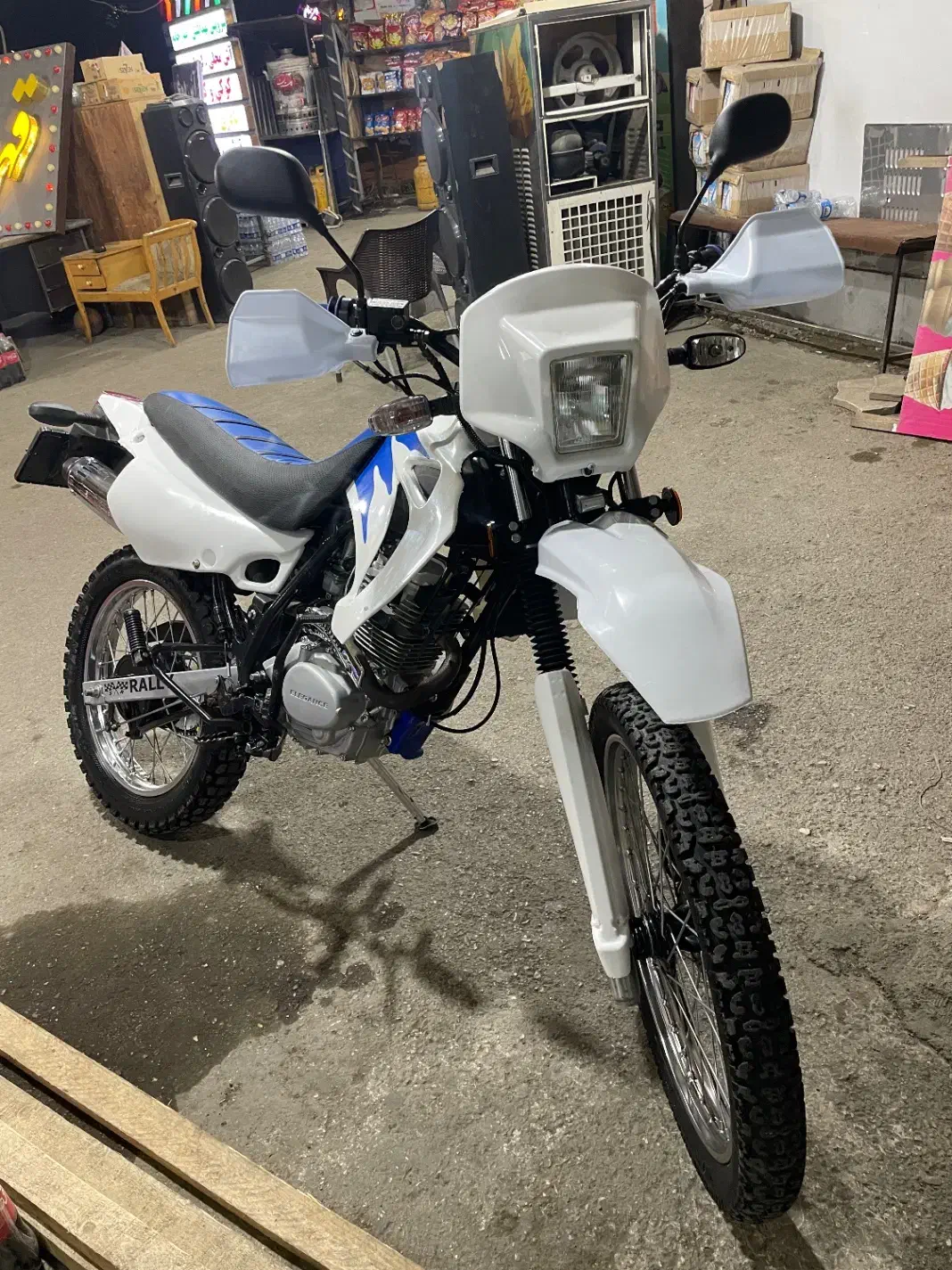 فروشی|موتورسیکلت|پل سفید, |دیوار