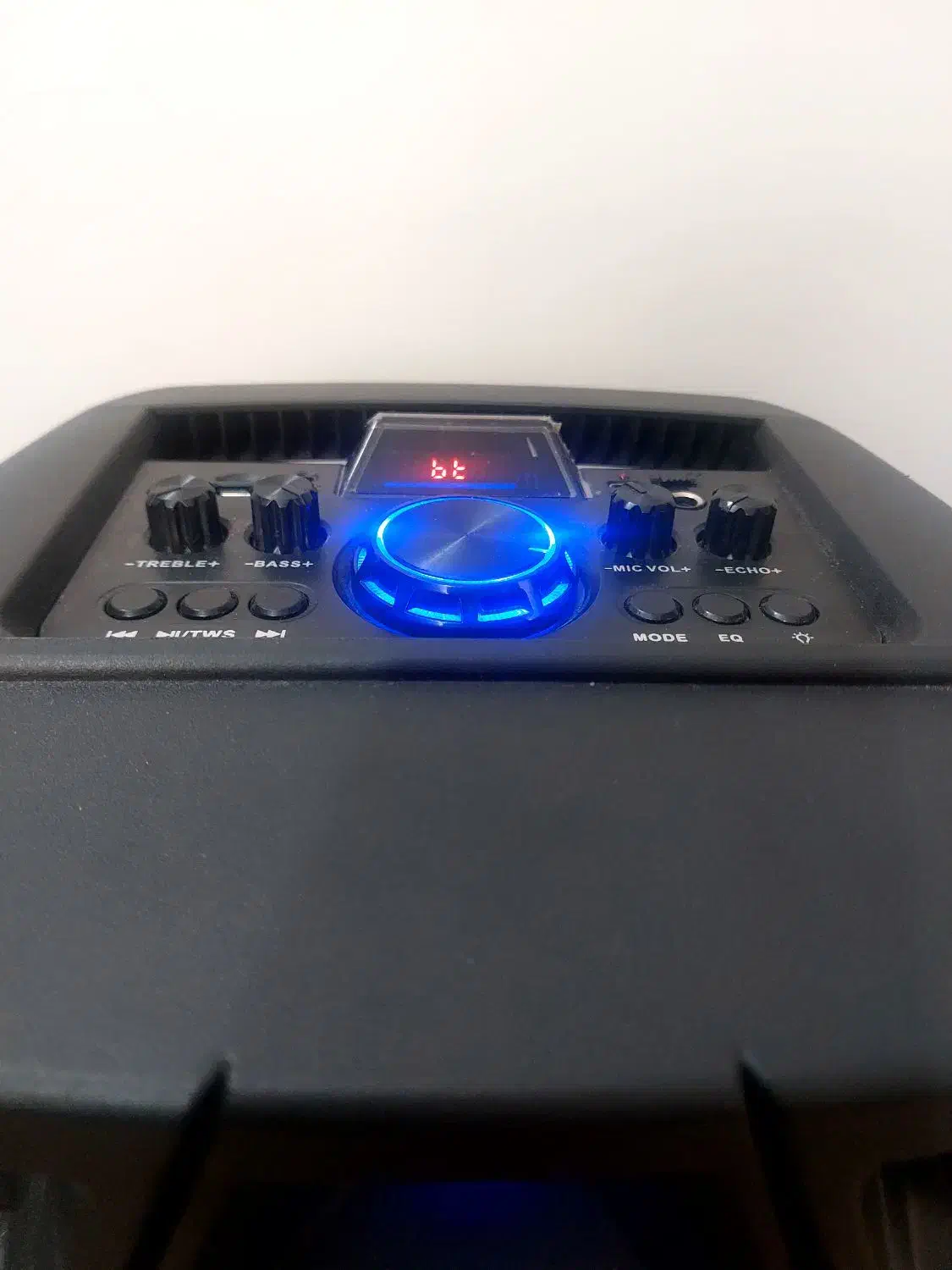 اسپیکر|پخشکننده همراه|پیر بکران, |دیوار