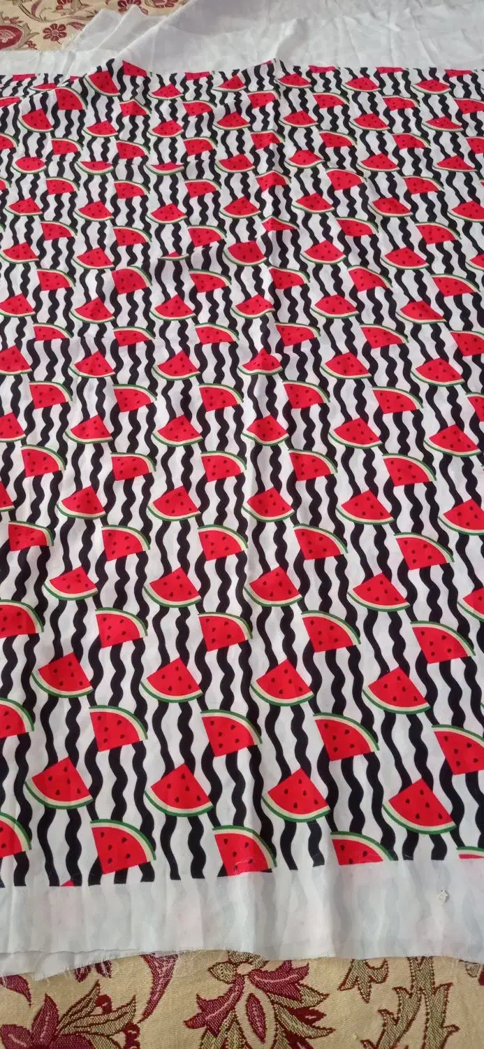 پارچه لباس هودی یلدا یی هندوانه ای قرمز کرپ حریر|لباس|مراغه, |دیوار