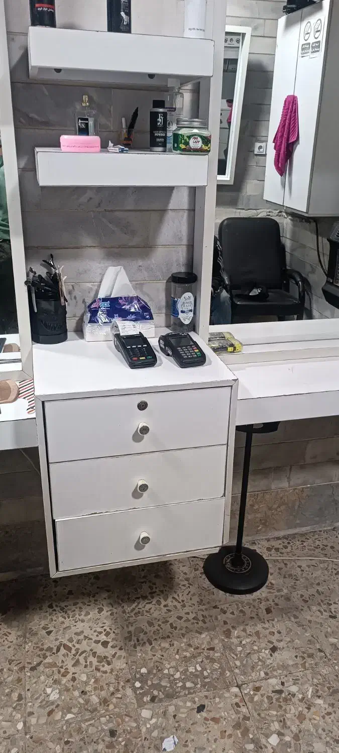 ویترین آرایشگاه مردانه|آرایشگاه و سالن‌های زیبایی|خشکبیجار, |دیوار