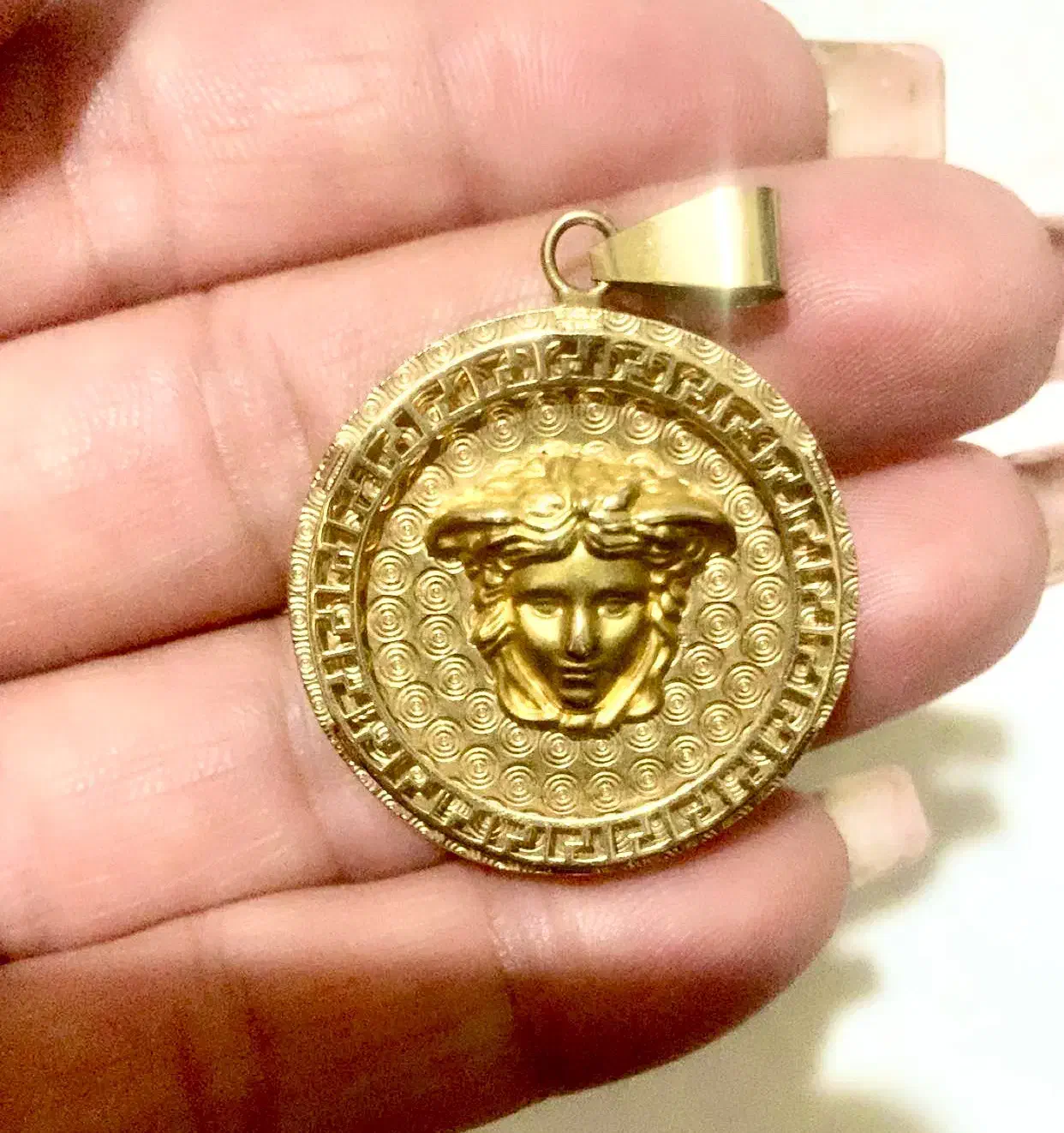 پلاک ورساچه نو|جواهرات|یاسوج, |دیوار