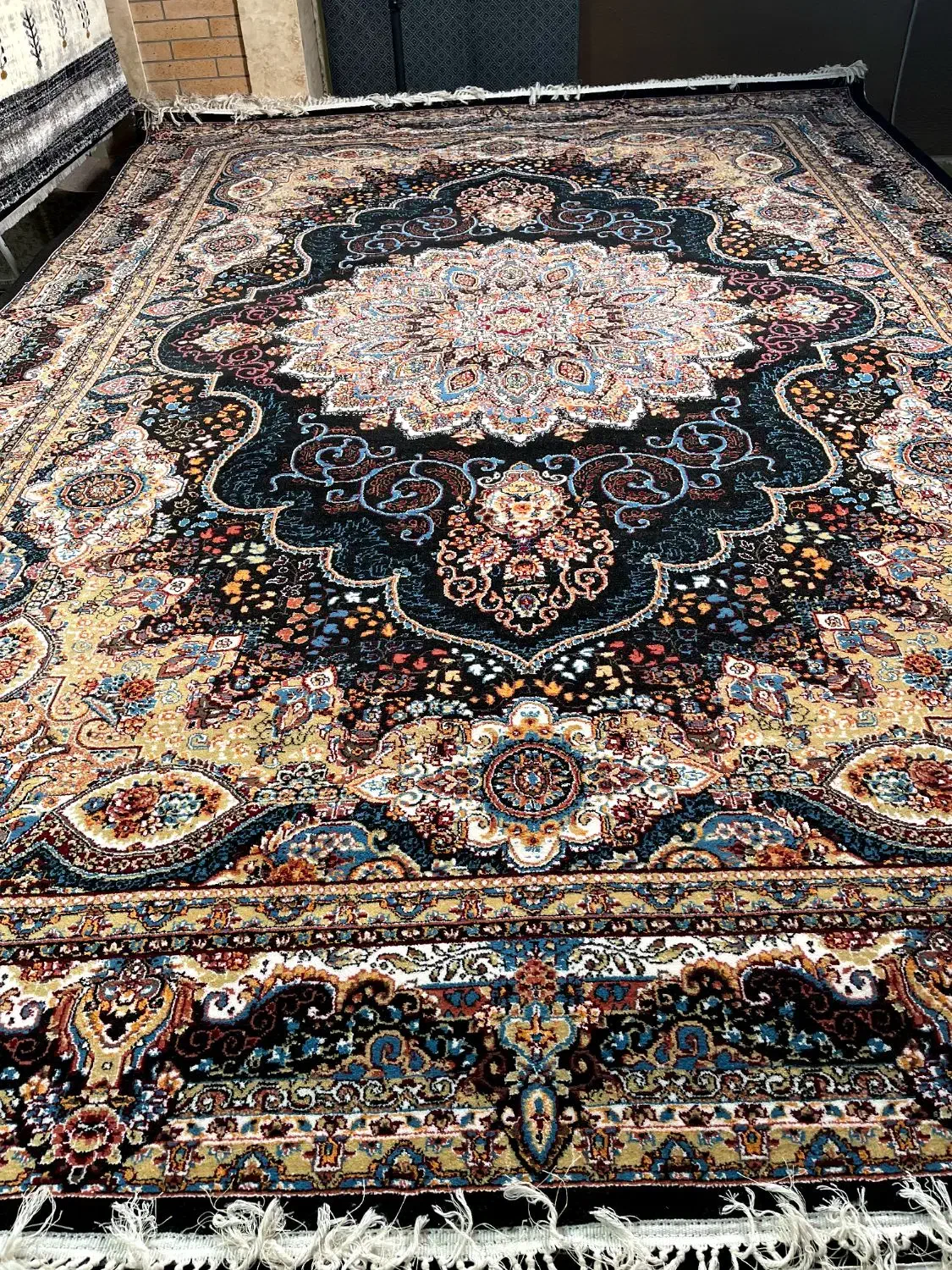 فرش ماشینی ۹ متری آریا مهر سرمه ای (فرش هنرمند)|فرش|تبریز, |دیوار