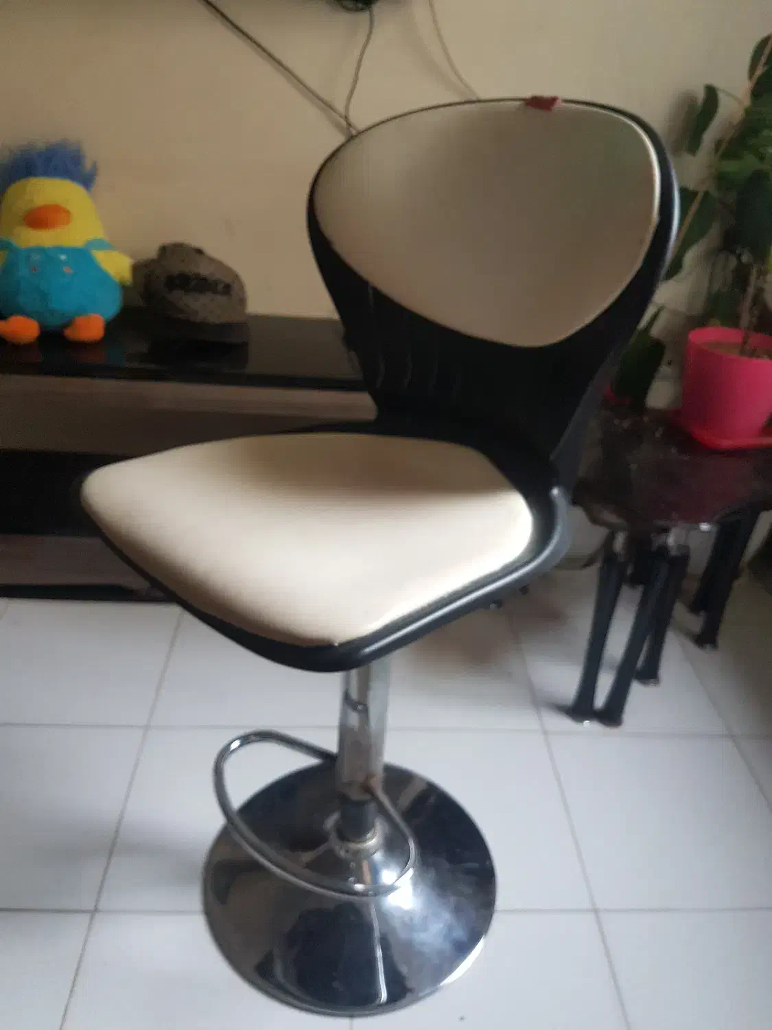 سه عدد صندلی روکش چرمی کرم قهوه ایی کافی شاپی|صندلی و نیمکت|لاهیجان, شقایق|دیوار