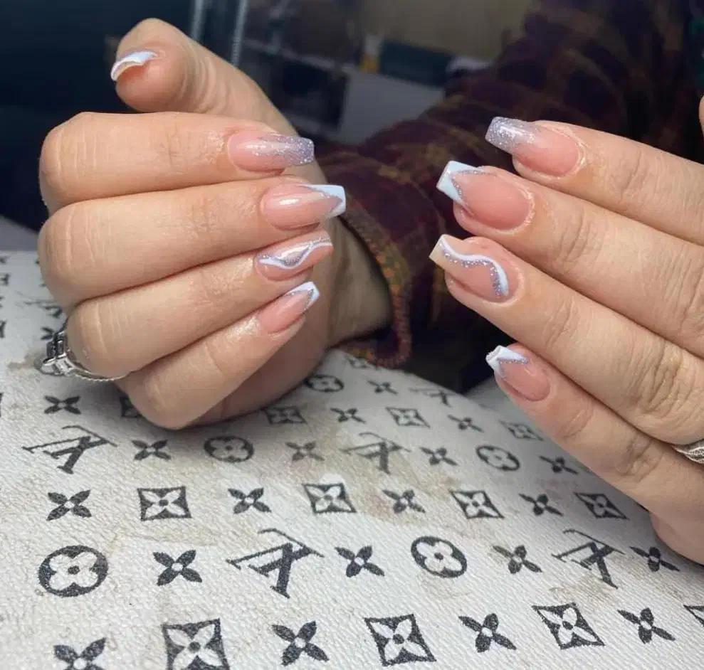 کاشت و ترمیم ناخن|خدمات آرایشگری و زیبایی|کرمانشاه, |دیوار