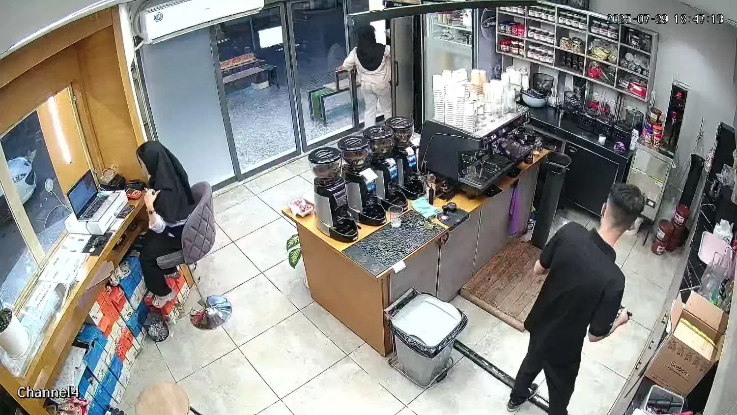 ویتر و صندوقدار|استخدام خدمات فروشگاه و رستوران|اهواز, پادادشهر|دیوار