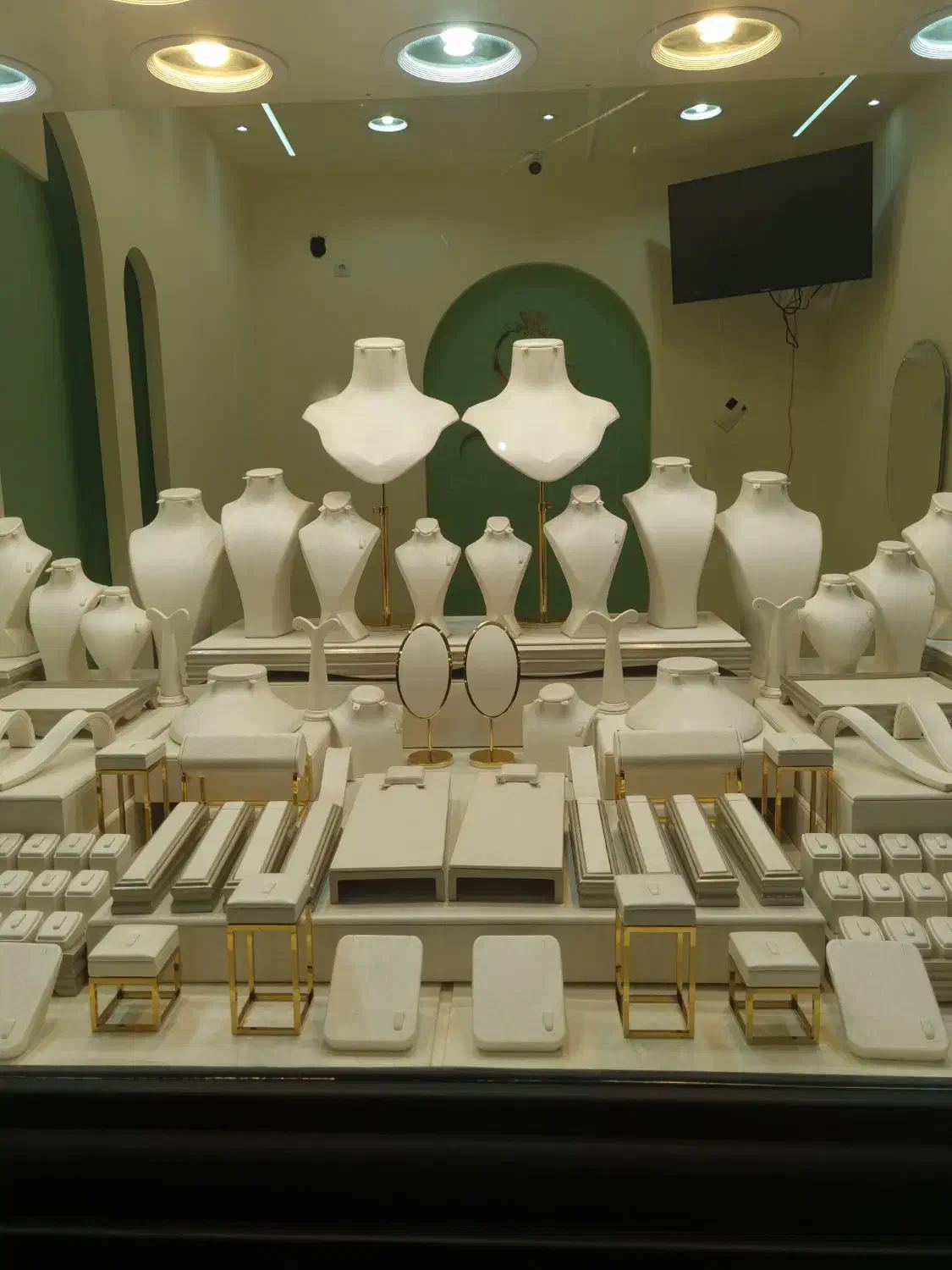 ساخت دکور طلاو جواهر/ مانکن طلاو ویترین طلا فروشی|خدمات پیشه و مهارت|تهران, انبار نفت|دیوار