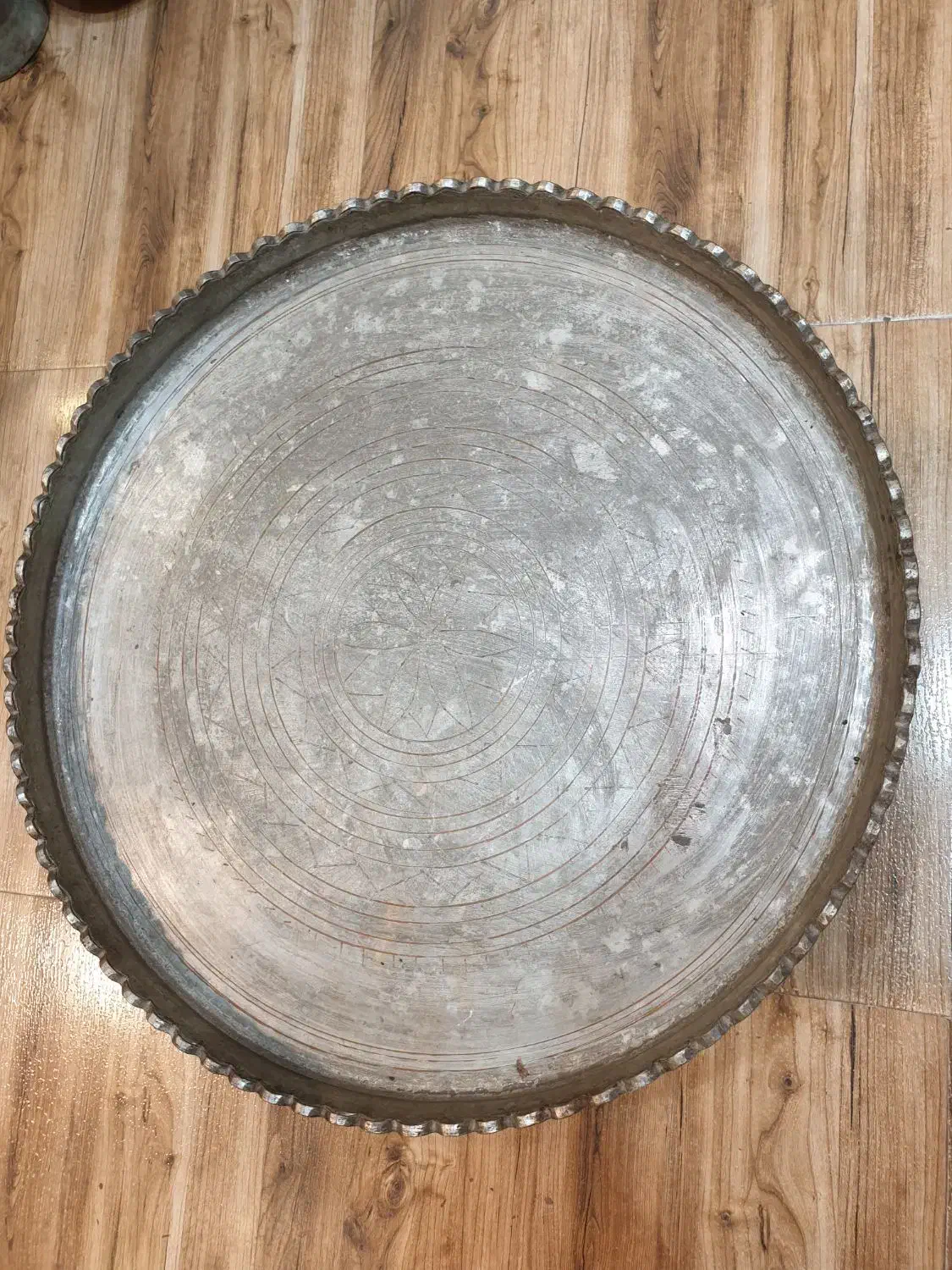 مجمع مسی قدیمی|کلکسیون اشیاء عتیقه|لاهیجان, قیام|دیوار