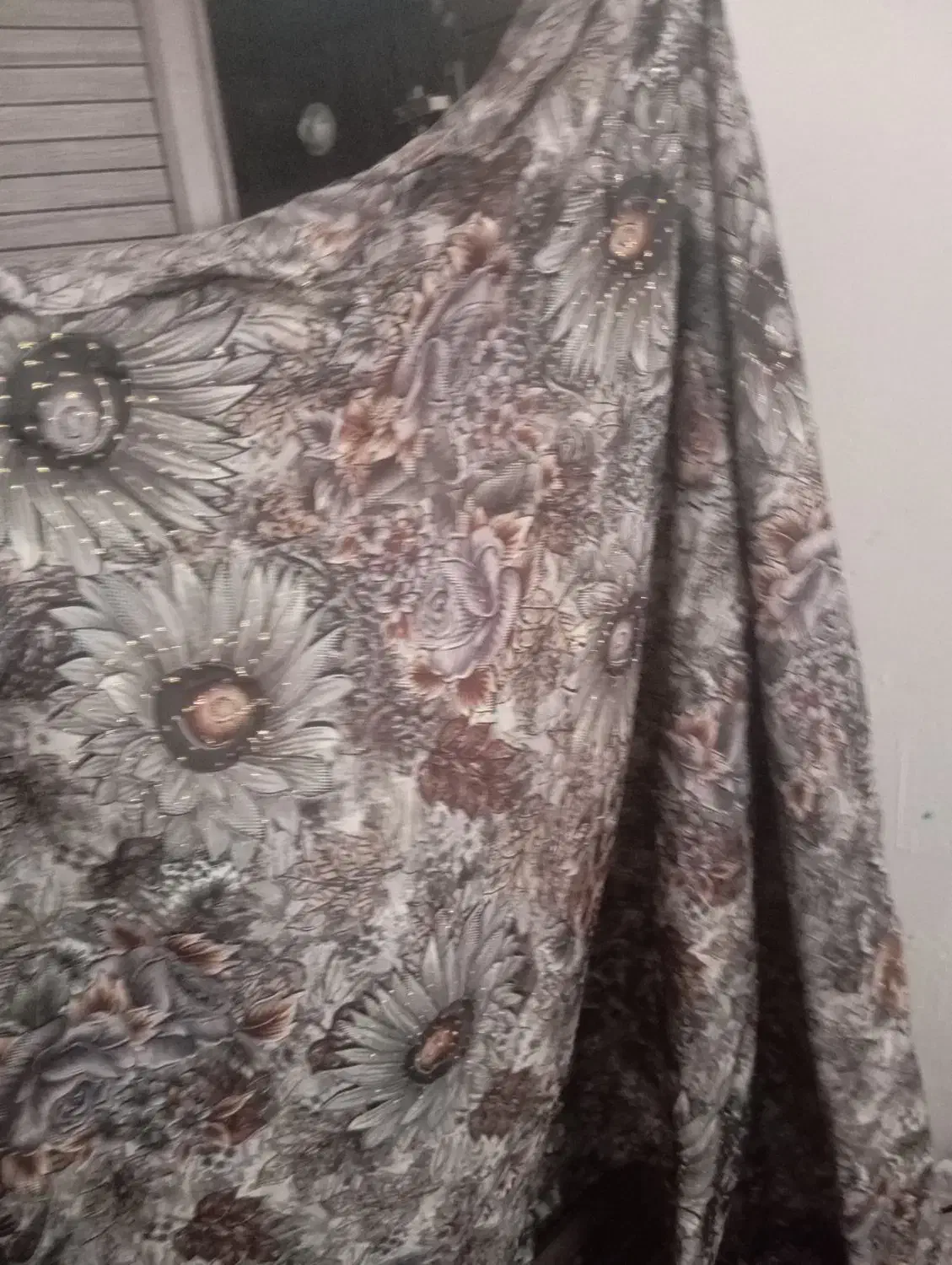 یک عدد چادر زنانه نو اپخش|لباس|آبپخش, |دیوار