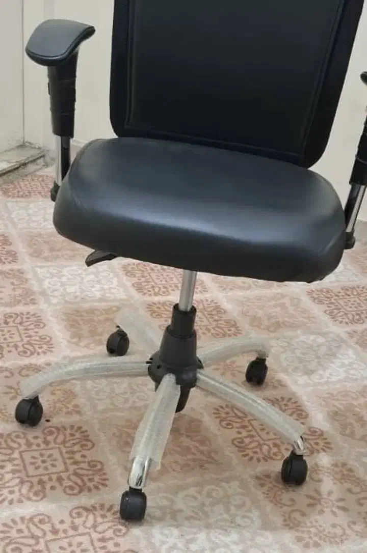 دو عدد صندلی اداری جک دار و چرخ دار نو نو|مبلمان اداری|تهران, هلال احمر|دیوار