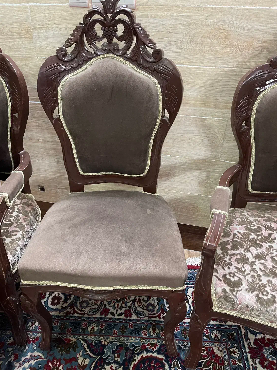 یک دست مبل ۹ نفره استیل همراه یک اواژور و یک موزه|مبلمان خانگی و میز عسلی|خمینی‌شهر, |دیوار